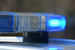 © FotoDax - Radiowóz polskiej policji na patrolu w śródmieściu miasta.  Jedzie jezdnią.