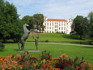 Wall Mural - Schlosspark Celle mit Pferdeskulptur