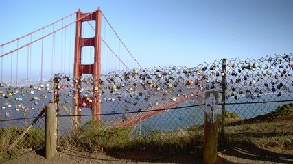 Wall Mural - Bunch of locks hanging on the wire fence and the Golden Gate Bridge 
