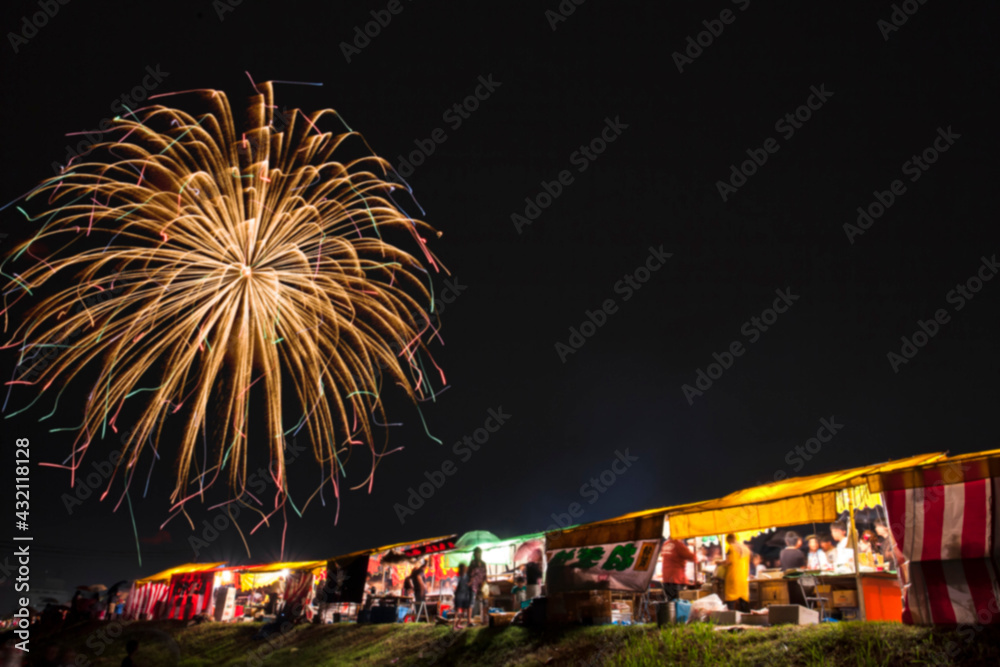 花火と屋台と群衆。 日本の夏祭りのコンセプト（※ぼかし加工あり