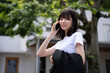© peach100 - 携帯電話を使う女性