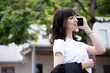 © peach100 - 携帯電話を使う女性