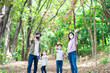 © maroke - マスクをしてアウトドアを楽しむ家族