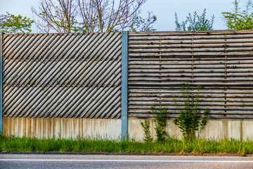 Sticker - Lärmschutzwand mit Holzelementen