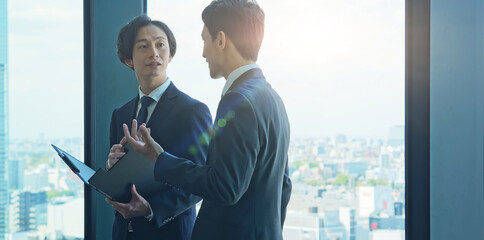 Aufkleber - オフィスで会話するビジネスマン
