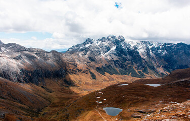 Vista das montanhas na região conhecida com Cordilheira Branca no Peru