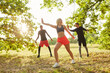 Junge Leute trainieren Fitness in Aerobic Kurs