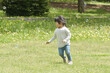 芝生の上を走る子ども