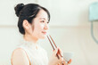 © buritora - 白米を食べる女性