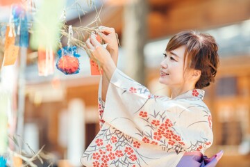 Poster - 七夕の短冊を飾る女性
