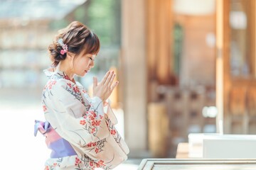 Poster - お参りする浴衣姿の女性
