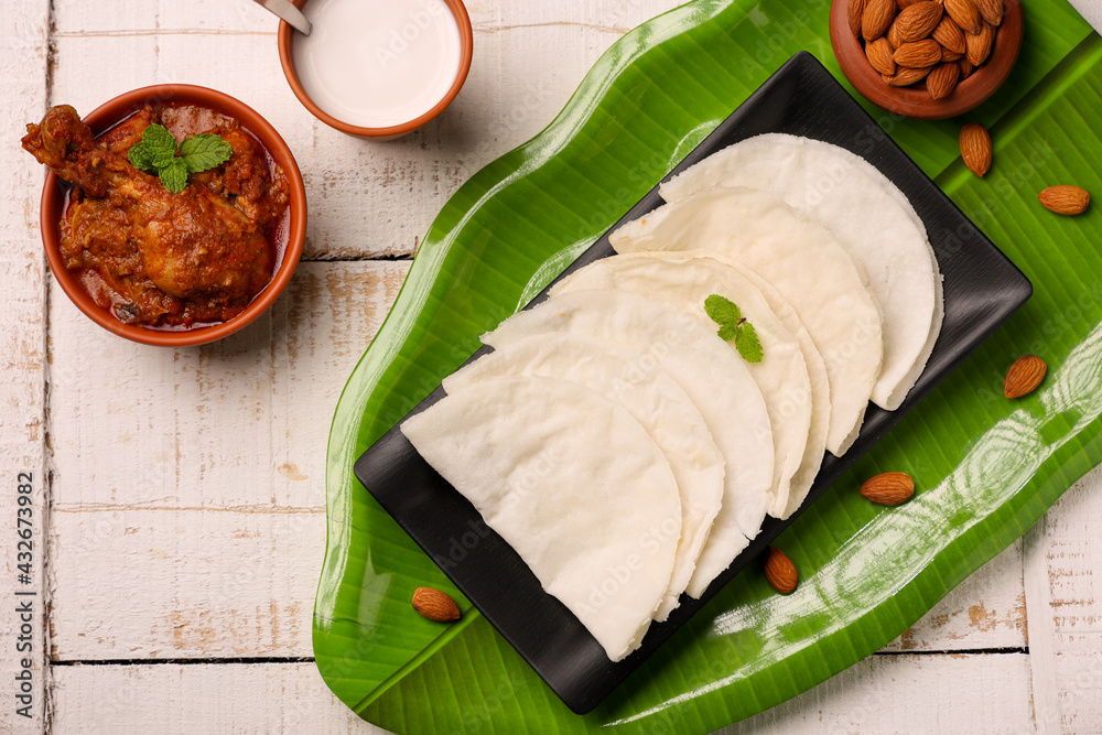 Foto stock di Rice Pathiri , pathir flat bread with spicy chicken curry ...