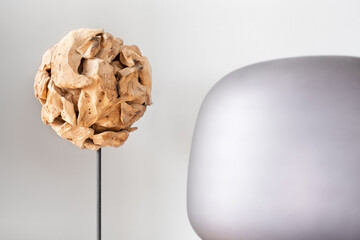 Amalgane de bois brut floté en forme de sphère et matière moderne grise lisse