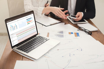 Aufkleber - Business team making business prognosis, using laptop