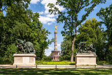 Berlin Victory Column Seen From Großer Tiergarten Berlin With Statue "Eberjagd Der Renaissancezeit" From Carl Begas In 1882 And Statue „Altgermanische Wisentjagd“ From Fritz Schaper In 1904