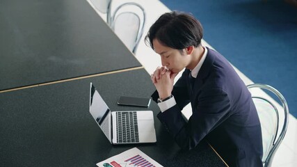 Aufkleber - パソコンを見ながら真剣な表情のビジネスマン　スローモーション