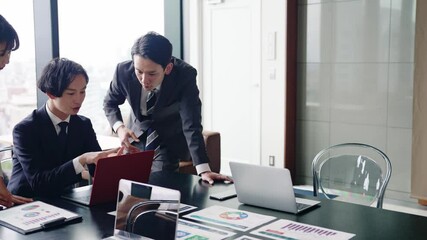 Leinwandbilder - ミーティングするビジネスグループ　サークルショット　スローモーション