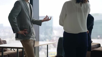 Poster - ミーティングするビジネスグループ　ティルトアップ　スローモーション