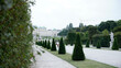 Schloss Belverdere in Wien mit Schlossgarten im Sommer, blühenden Blumen und wolkigem Himmel