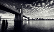 New York NY Großstadt USA Amerika Hochhaus Börse Wallstreet Brücke Aussicht auf die Brooklyn Bridge Schwarz Weiß