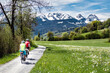 Fahrradtour im Frühling. Gürbetal, Kanton Bern, Schweiz. Radfahren durch Wiesen und Täler. Gantrisch, schweizer Alpen, Sport und Aktivität.
