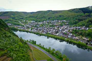 Wall Mural - Stadt am Fluss Mosel Rhein - Wege Transport per Schiff - aus der Luft - Luftaufnahme - Emissionen - Brücke - Straße Wasserstraße