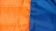 Abrigo de plumas naranja y azul usado textura