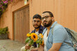 © Gerardo - Retrato frontal de pareja de novios gay con barba sosteniendo flores amarillas