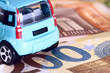 Euro Geldscheine und ein Auto