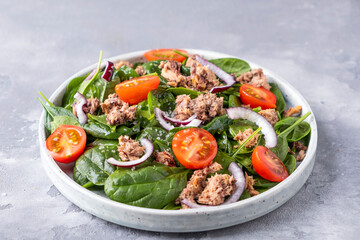 Wall Mural - Tuna salad with tomatoes, spinach and onion. Healthy and diet food concept