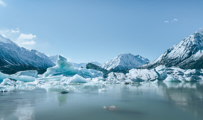  Abgebrochene Eisberge schwimmen auf dem See des Tasman Gletschers im Mount Cook National Park in Neuseeland