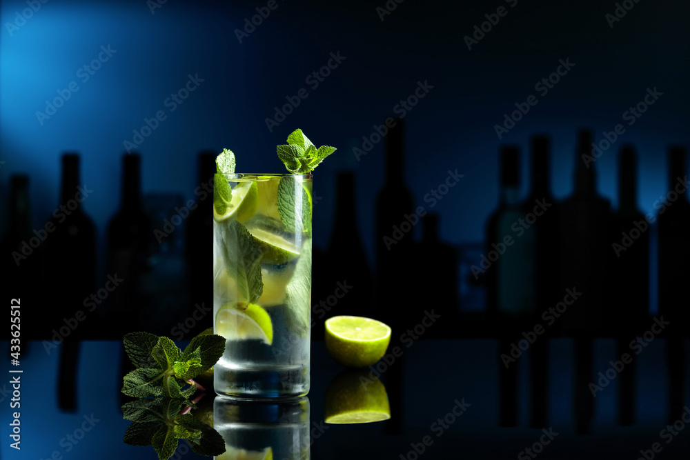 Cocktail Mojito on a black table in a bar. - obrazy, fototapety, plakaty 