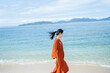 © peach100 - 海にいる女性