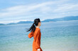 © peach100 - 海にいる女性