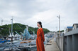 © peach100 - 港町の漁港にいる女性