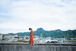 © peach100 - 港町の漁港にいる女性