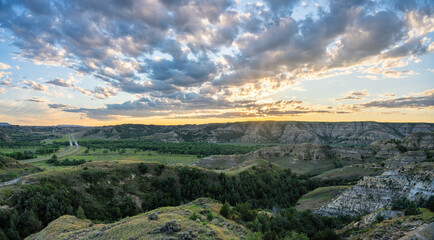 Wall Mural - Sunset at Skyline Vista Overlook of the Little Missouri River in the Theodore Roosevelt National Park - South Unit - near Medora, North Dakota