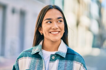 Poster - Young latin girl smiling happy standing at the city.