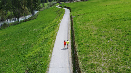 Wall Mural - correre persone che corrono sport pista ciclabile  pedonale correre cardio benessere 