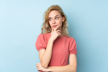 Poster - Young blonde woman isolated on blue background thinking an idea