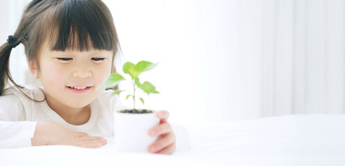 Poster - 植物を見る女の子　環境イメージ