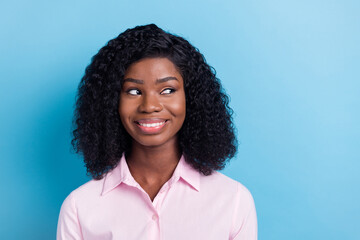 Poster - Portrait of attractive smart cheerful wavy-haired girl looking aside copy space solution clue guess isolated on bright blue color background