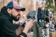 © Anna - The focusing device turns focus on the set. The fokuspuler checks the sharpness of the frame of the playback during the filming of a movie