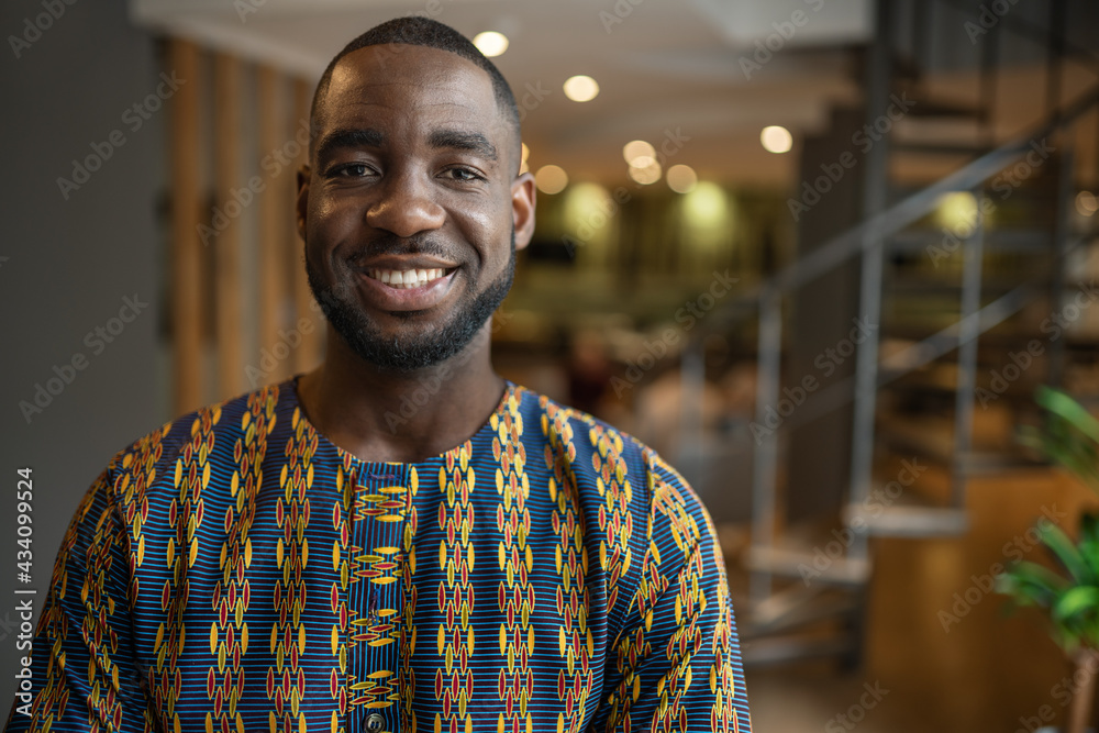 Portrait smiling black african businessman wearing traditional clothing - obrazy, fototapety, plakaty 