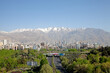 Aussicht von der Tabiat Brücke auf die Stadt Tehran. Im Hintergrund ist die Elborz Gebirge zu sehen.