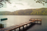 Fototapeta Pomosty - Drewniany pomost nad jeziorem w Łapinie w deszczowy dzień.