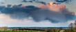 Wiosenna panorama miasteczka Annopol nad Wisłą nad którym przychodzą deszczowe chmury o zachodzie słońca