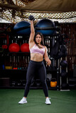 mujer latina haciendo ejercicio con pesas en gimnasio al aire libre.  Entrenador personal con cuerpo atlético Photos