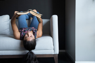 Mujer latina leyendo un libro