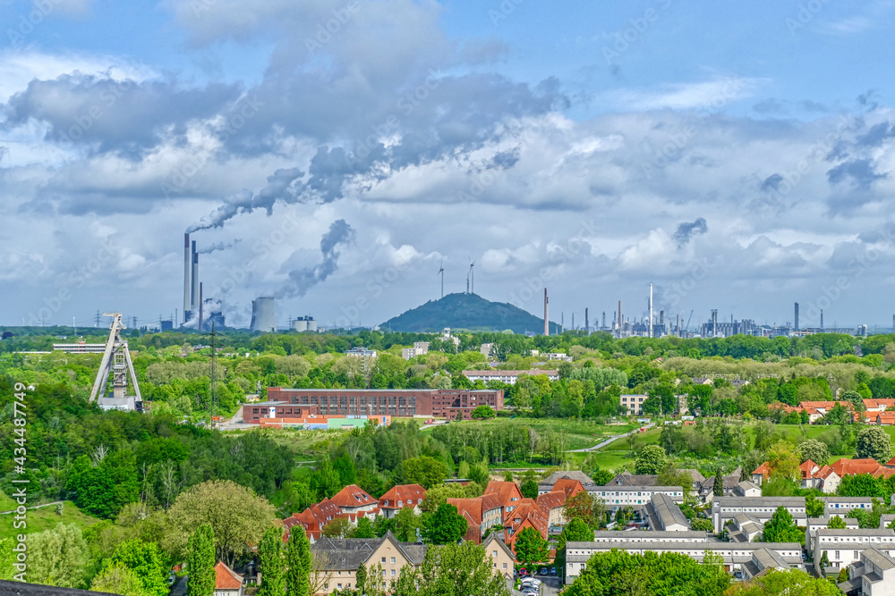 Blick über Industrie und Landschaft im Ruhrgebiet bei Gelsenkirchen - obrazy, fototapety, plakaty 